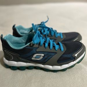Skechers women’s size 9 shoes.